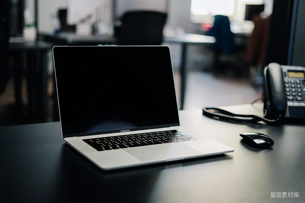 高清摄影  MacBook Pro在白色桌子上
