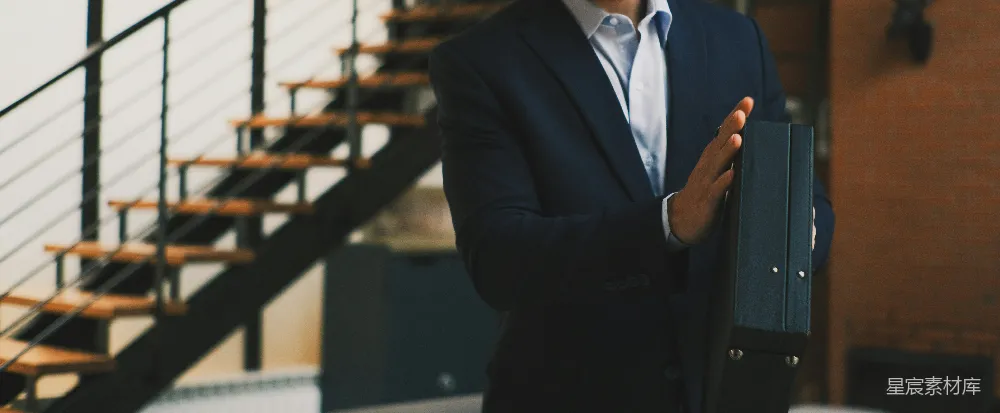 高清摄影 人物 壁纸 一个男人站在楼梯前。