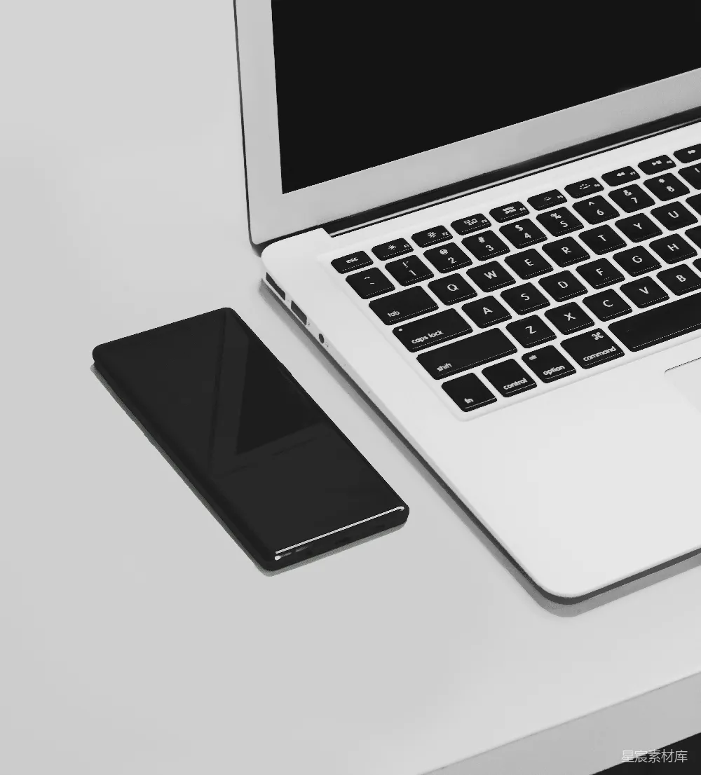 高清摄影  苹果MacBook Pro放在白色桌子上