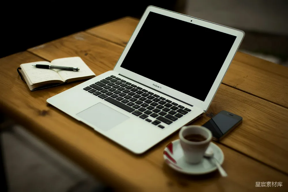 高清摄影  MacBook Air在棕色木桌上