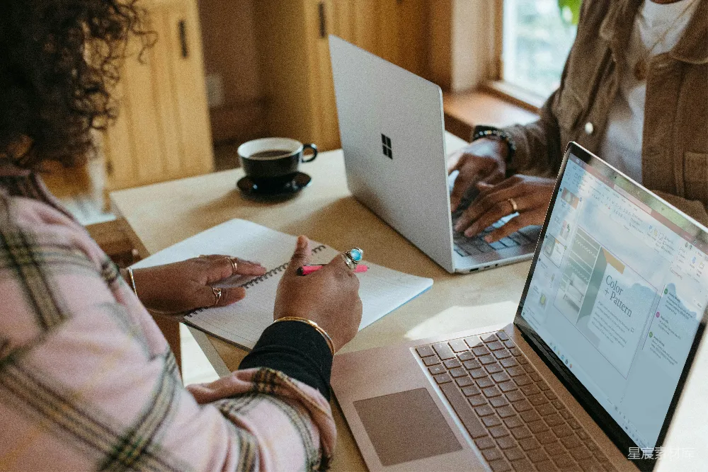 高清摄影  使用Surface设备的人
