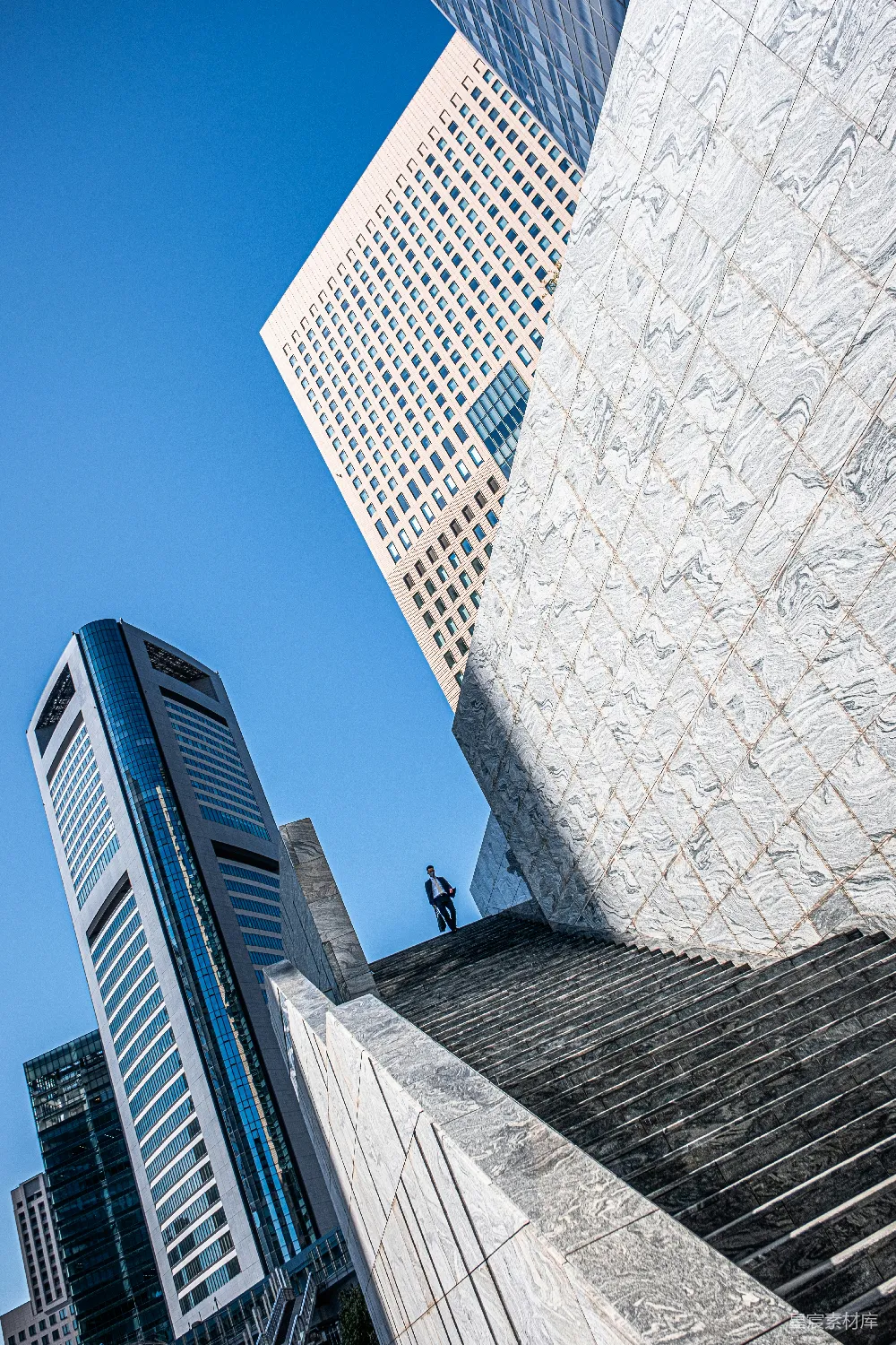 高清摄影  一座很高的建筑紧挨着另一座很高的建筑。