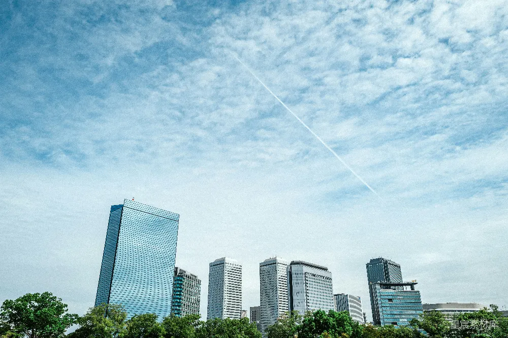 高清摄影  一架飞机在城市上空飞行