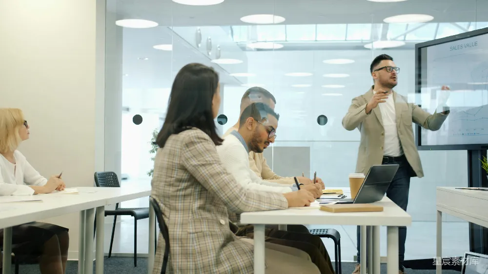 高清摄影  一位男士在现代化的办公会议室向同事作报告。