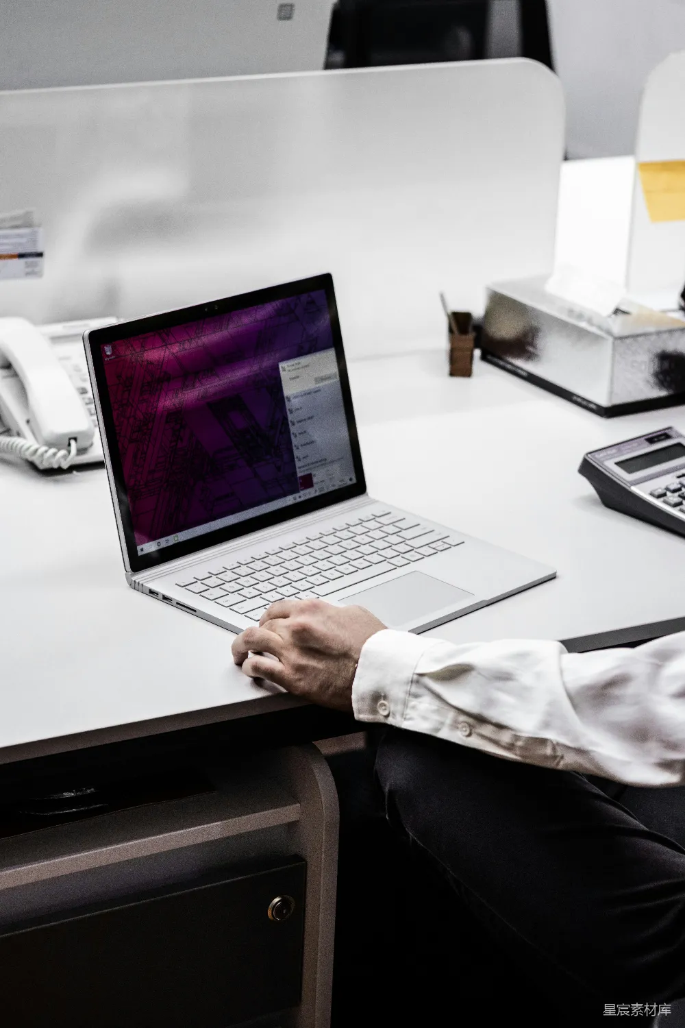 高清摄影  穿着黑色西装的人使用MacBook Pro