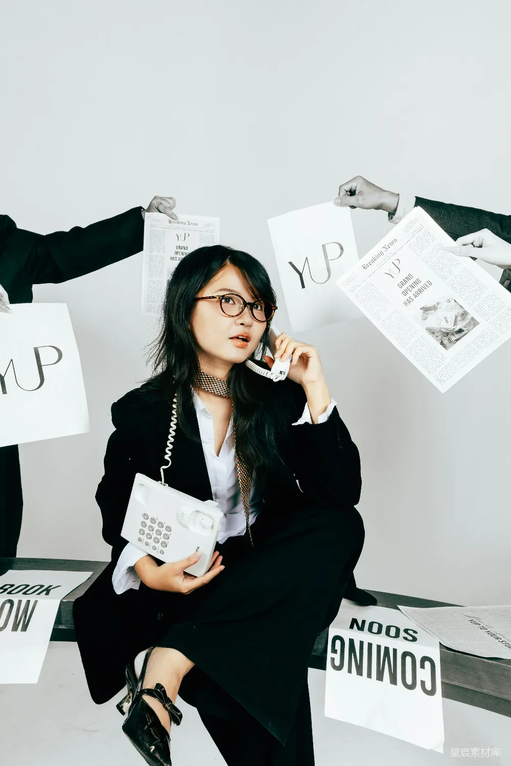 高清摄影  穿着西装的女士正在用老式电话通话，周围散布着文件。