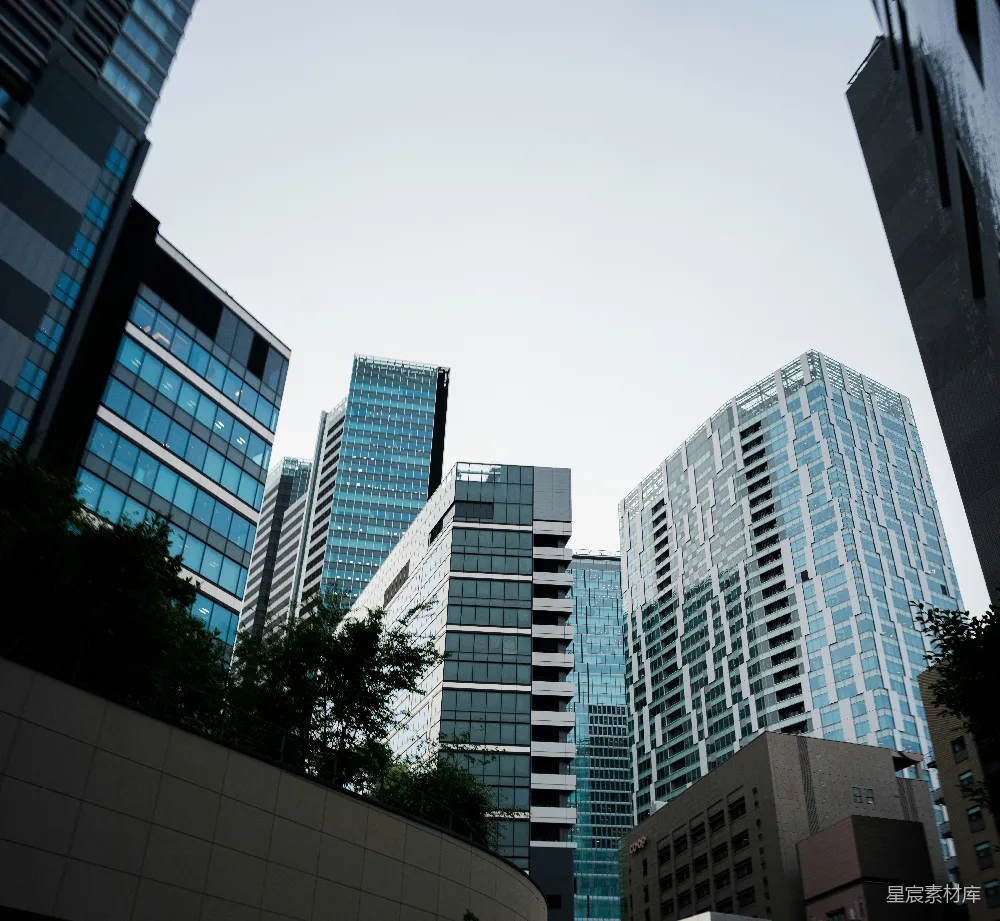 高清摄影  现代高层建筑矗立在明亮的天空下。