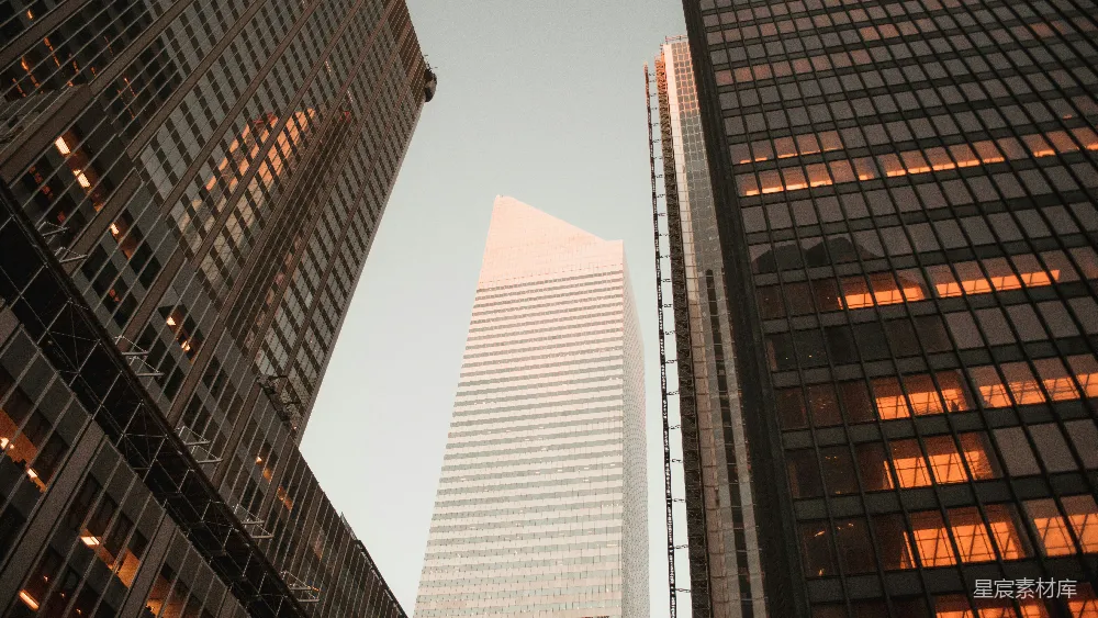 高清摄影  白天，低角度拍摄两座幕墙高层建筑之间的灰色高层建筑