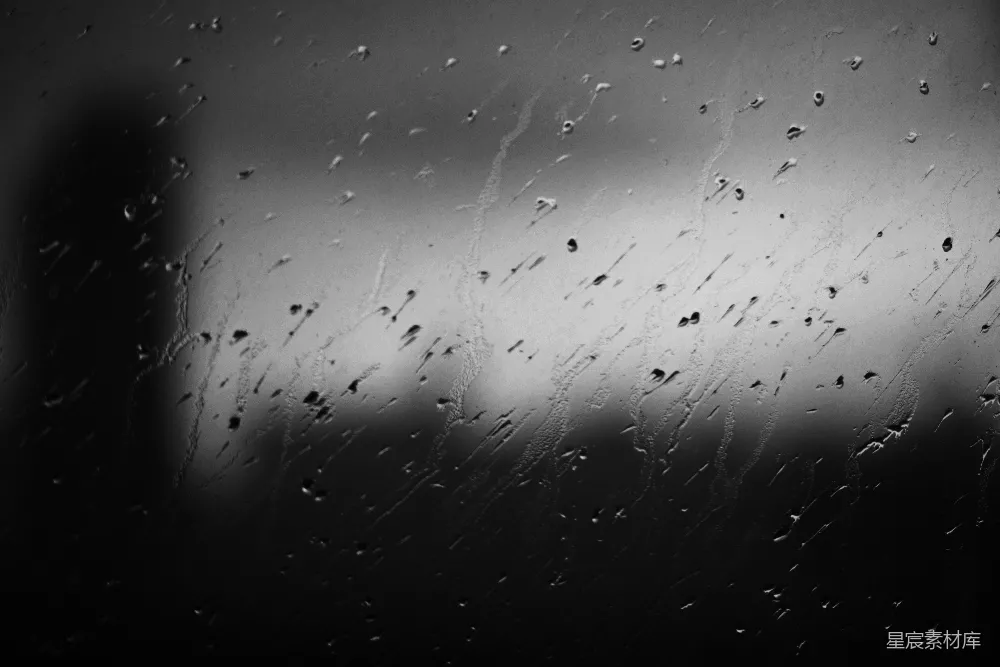 高清摄影 一幅黑白照片中雨滴落在玻璃窗上的景象