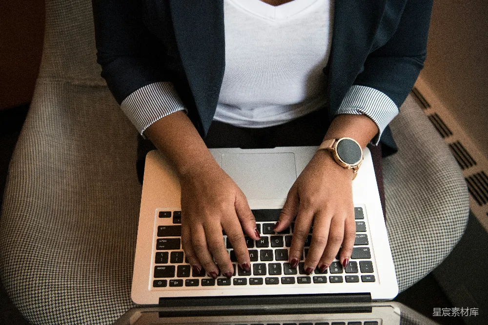 高清摄影  使用MacBook Pro的男人