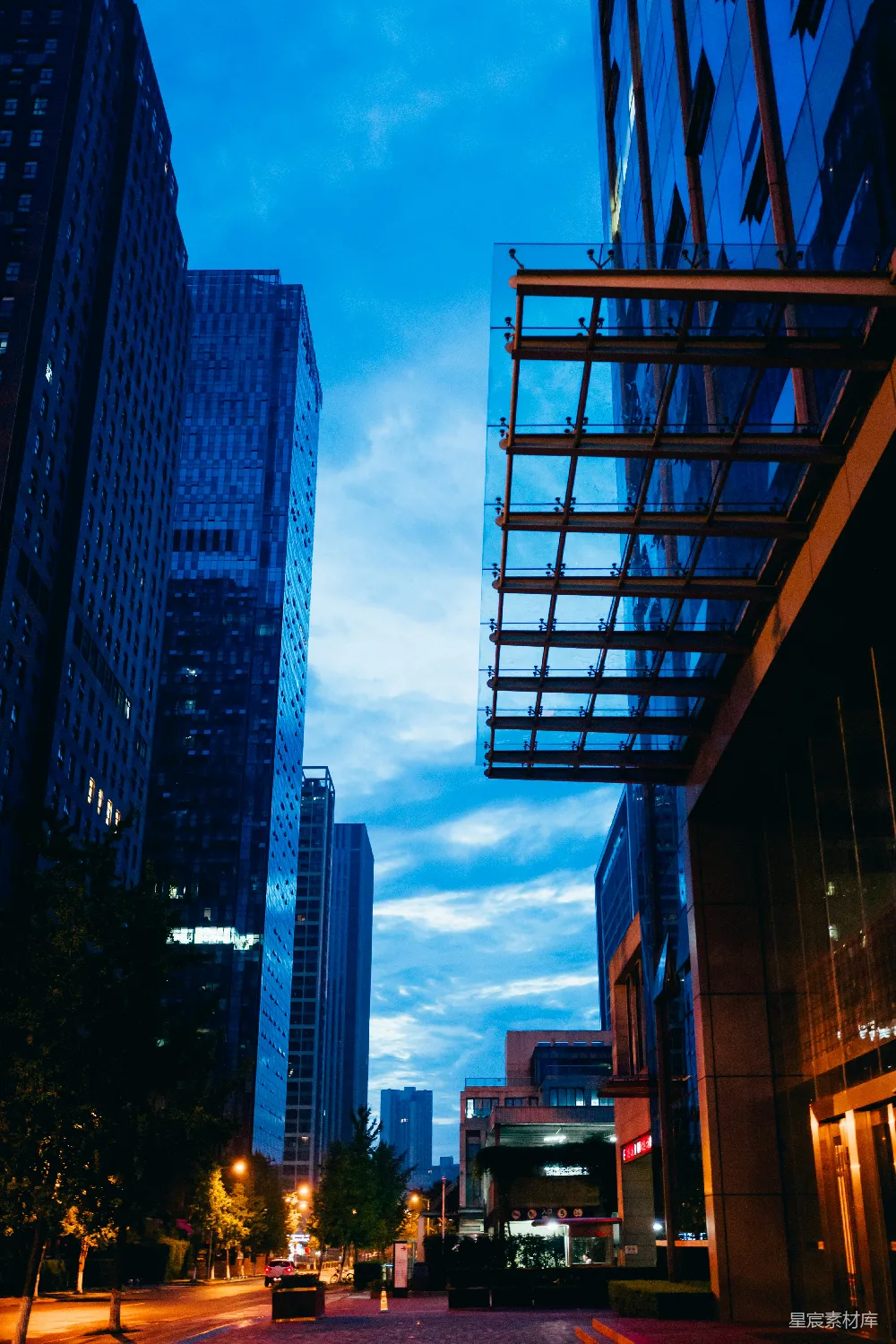 高清摄影  一条夜晚的城市街道，两旁是高楼大厦。