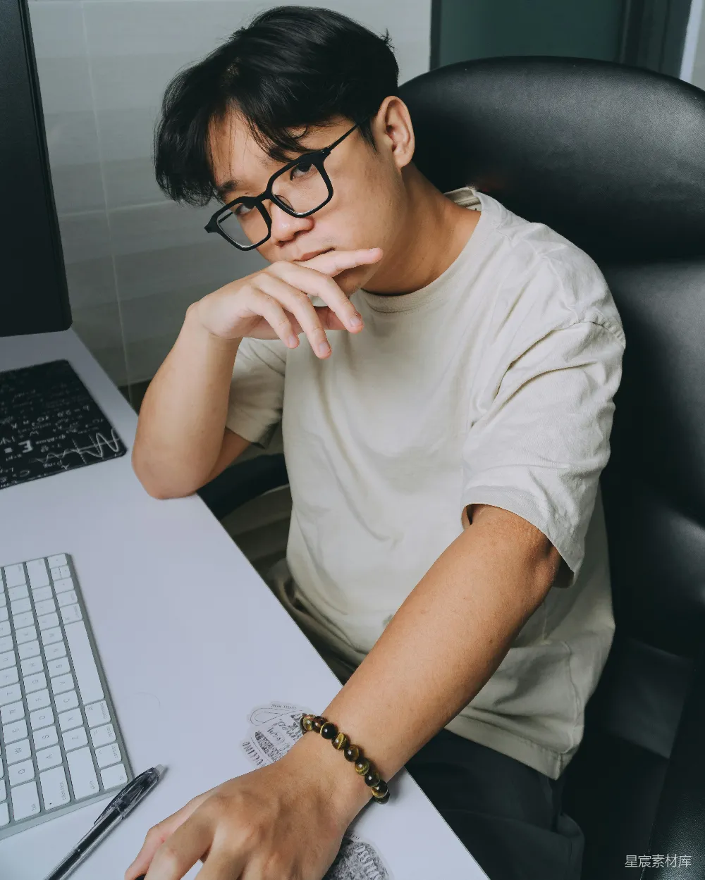 高清摄影  一名男子坐在桌前使用笔记本电脑。