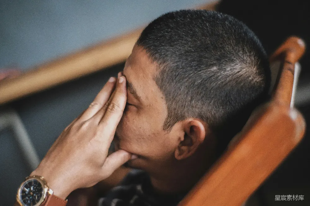高清摄影  穿黑色衬衫的男人捂着脸
