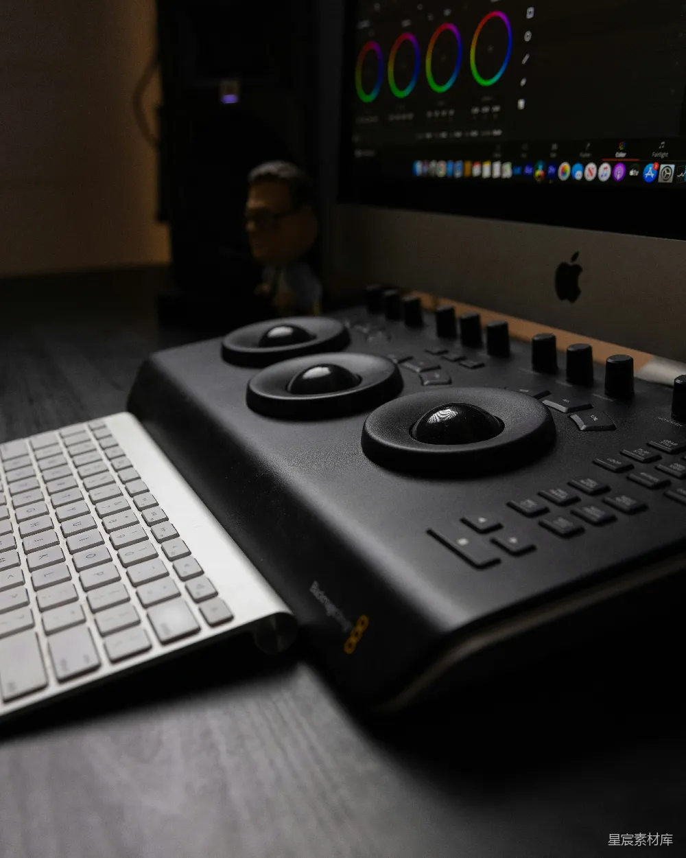 高清摄影  黑色的游戏控制器在黑色和银色的MacBook上