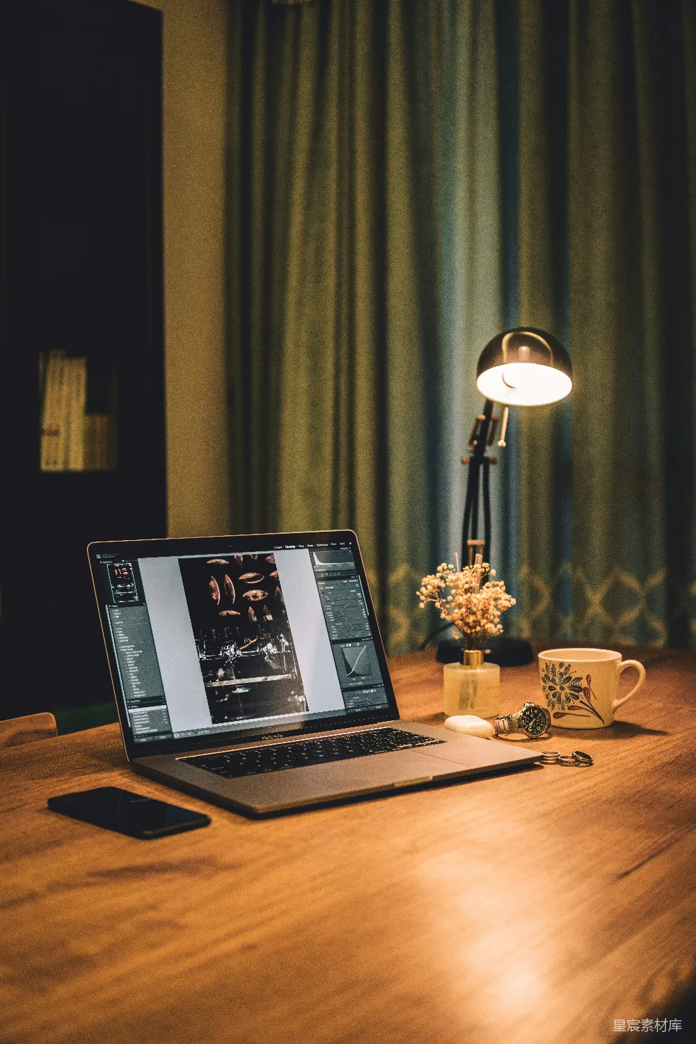 高清摄影  苹果MacBook Pro在棕色木桌上