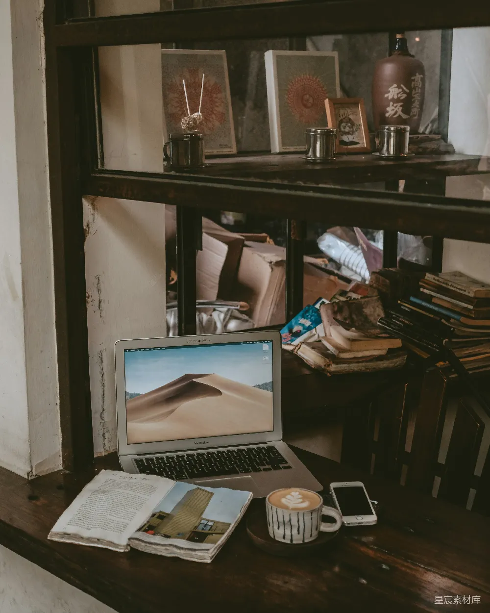 高清摄影  MacBook Air 旁边是一杯拿铁咖啡和一部智能手机。