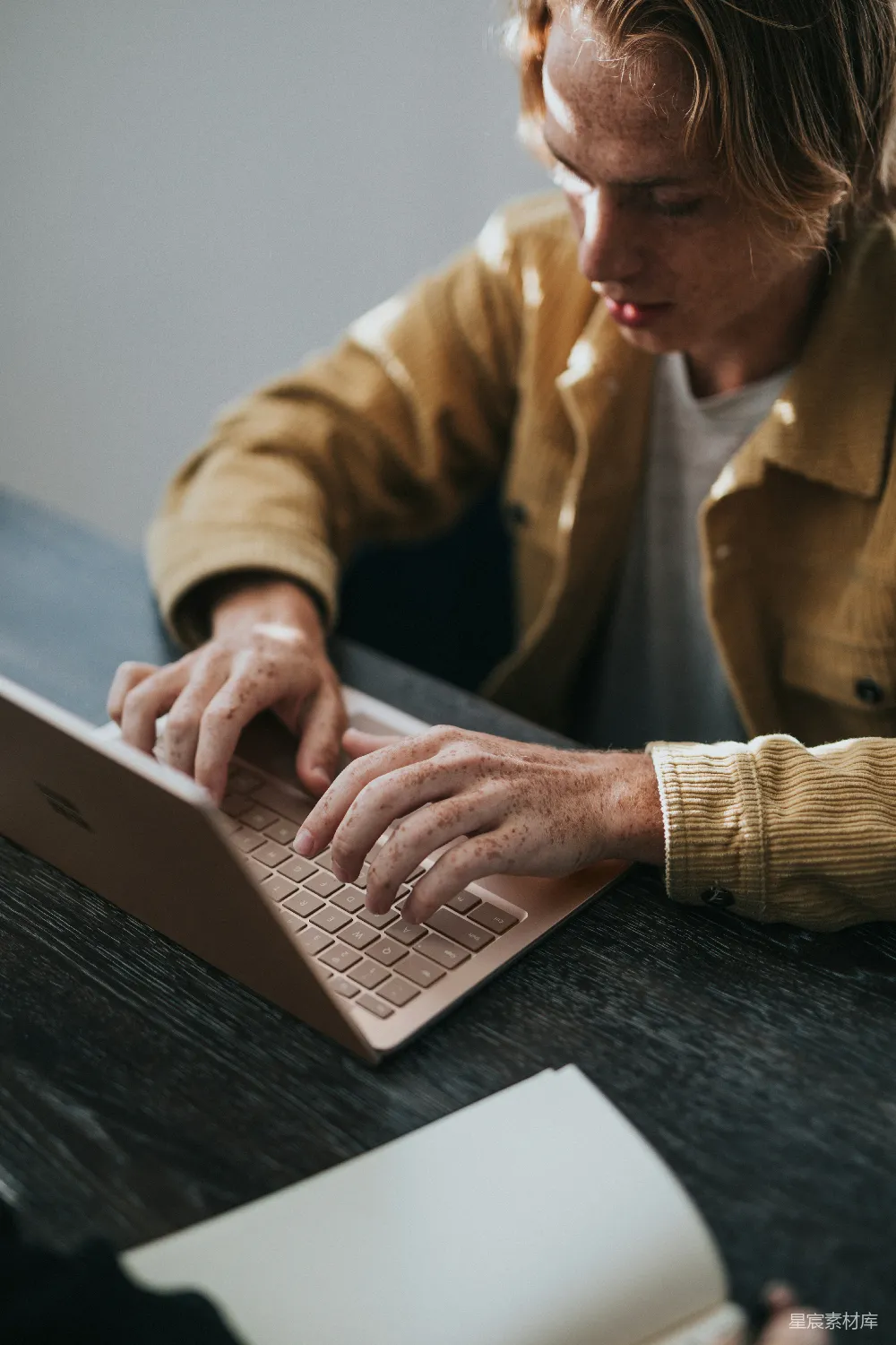 高清摄影  穿黄色衬衫的男人在使用Microsoft Surface Laptop。