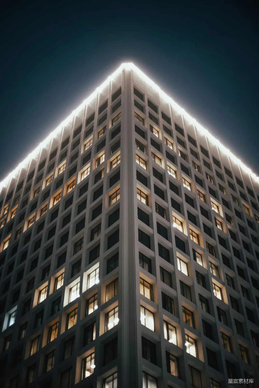 高清摄影  一幢非常高的建筑物在夜间亮起灯光。