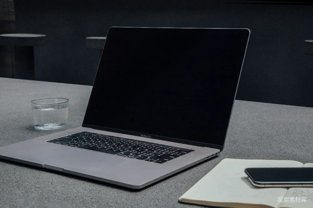 高清摄影  苹果MacBook Pro在桌子上