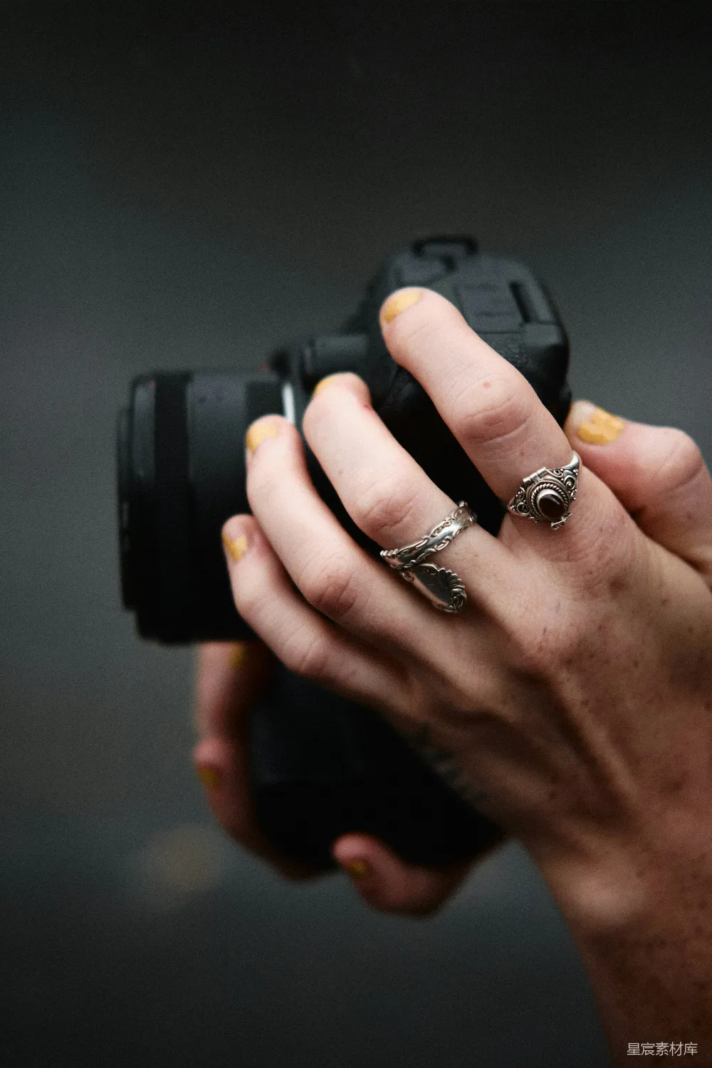 高清摄影  戴着银色钻石戒指的人