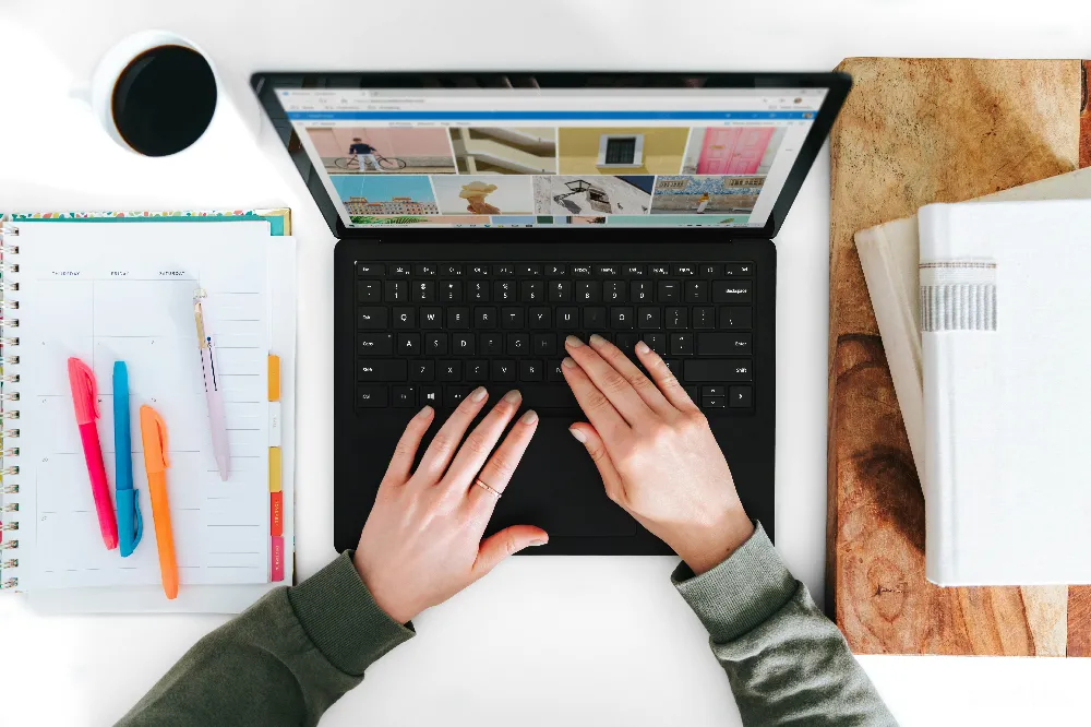 高清摄影  使用微软Surface Laptop黑色笔记本电脑的人