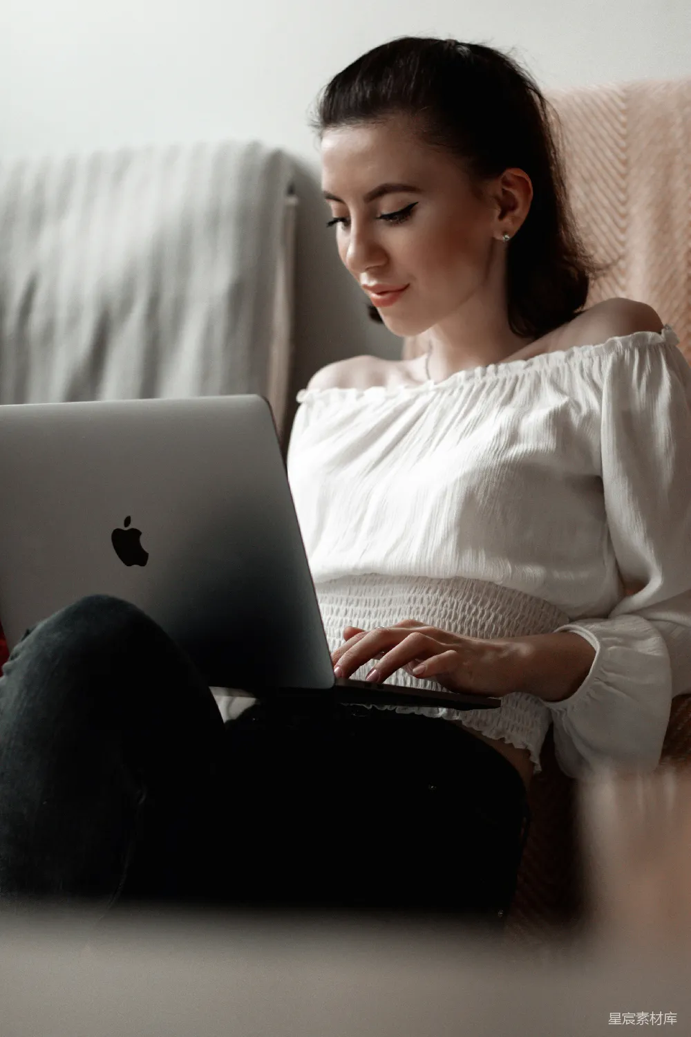 高清摄影  穿白色长袖衬衫的女人正在使用MacBook。