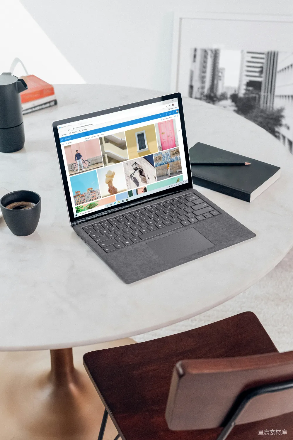 高清摄影  Microsoft Surface Laptop 3 银色版放在白色圆形桌子上