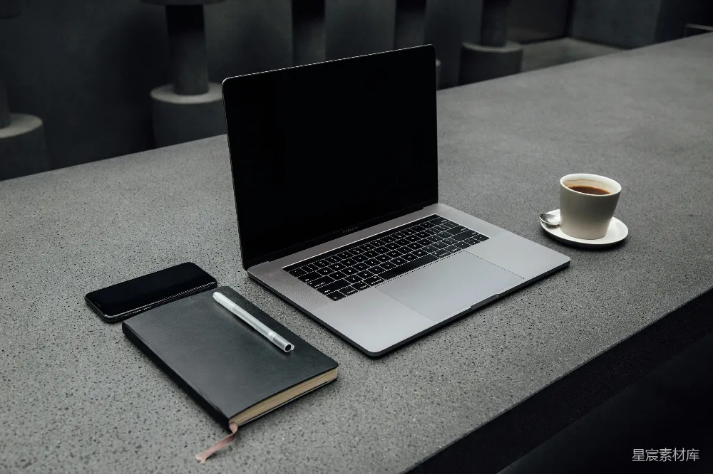 高清摄影  苹果MacBook Pro在桌子上靠近杯子。