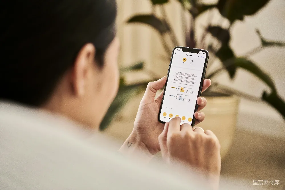高清摄影  一名女性正在用iPhone查看DocuSign上的合同。