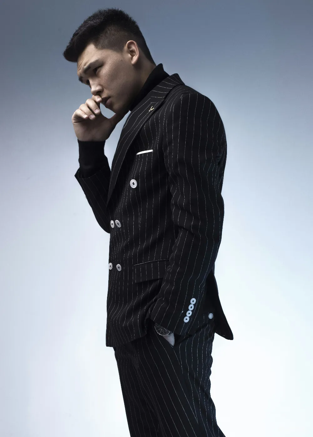 高清摄影  一个穿条纹西装的男人在抽烟。
