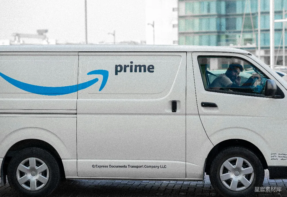 高清摄影  一辆印有亚马逊Prime标志的白色面包车