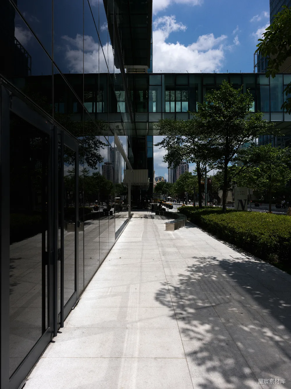 高清摄影  一座玻璃建筑前的空旷人行道