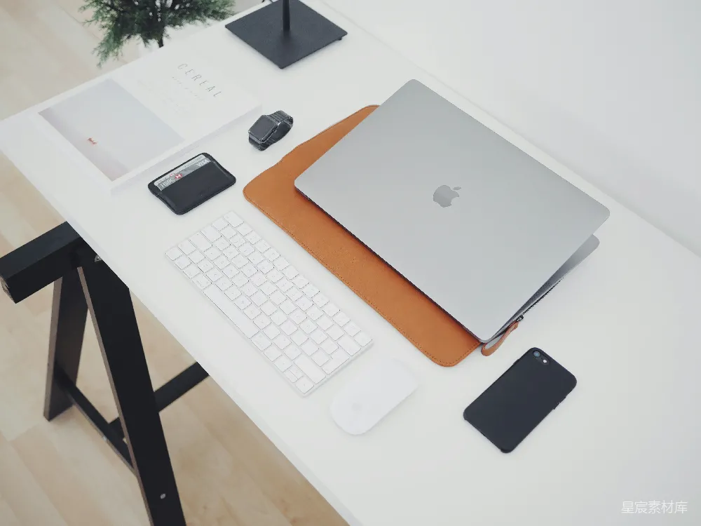 高清摄影  银色的MacBook和手机放在白色的桌子上