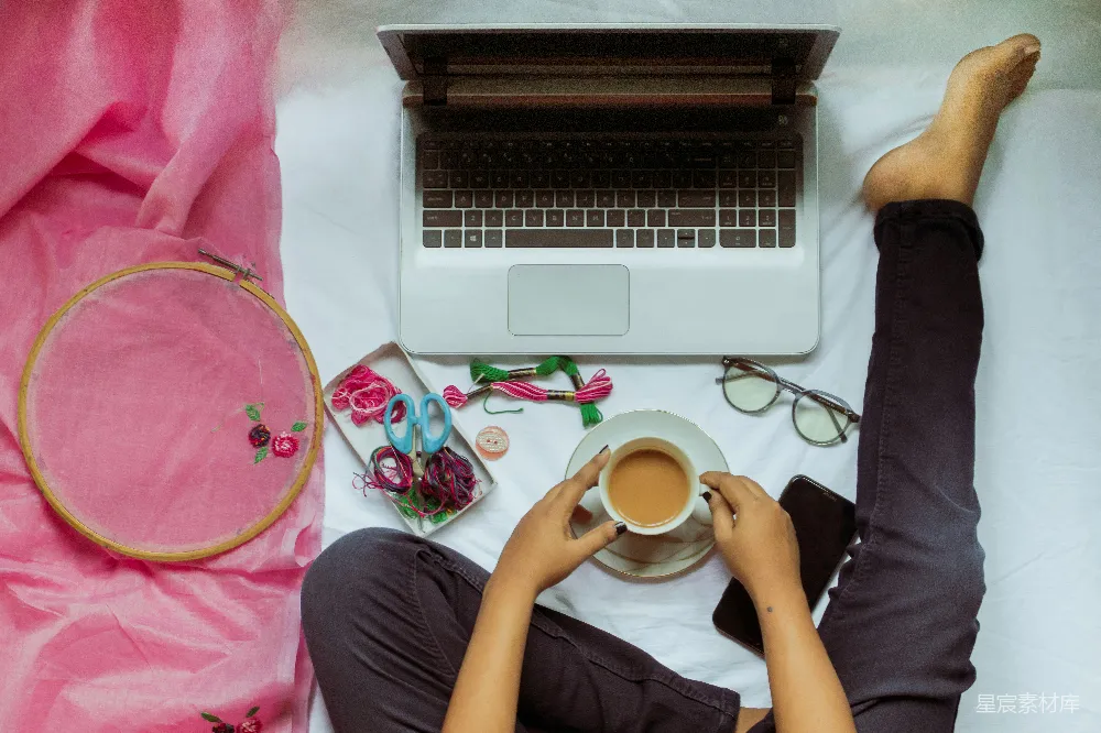 高清摄影  手持白色陶瓷杯靠近MacBook Pro的人