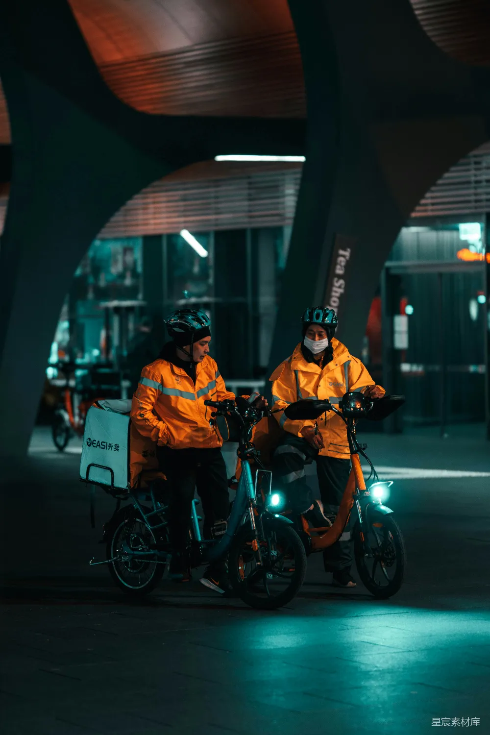 高清摄影  夜晚骑着黑色摩托车的人们