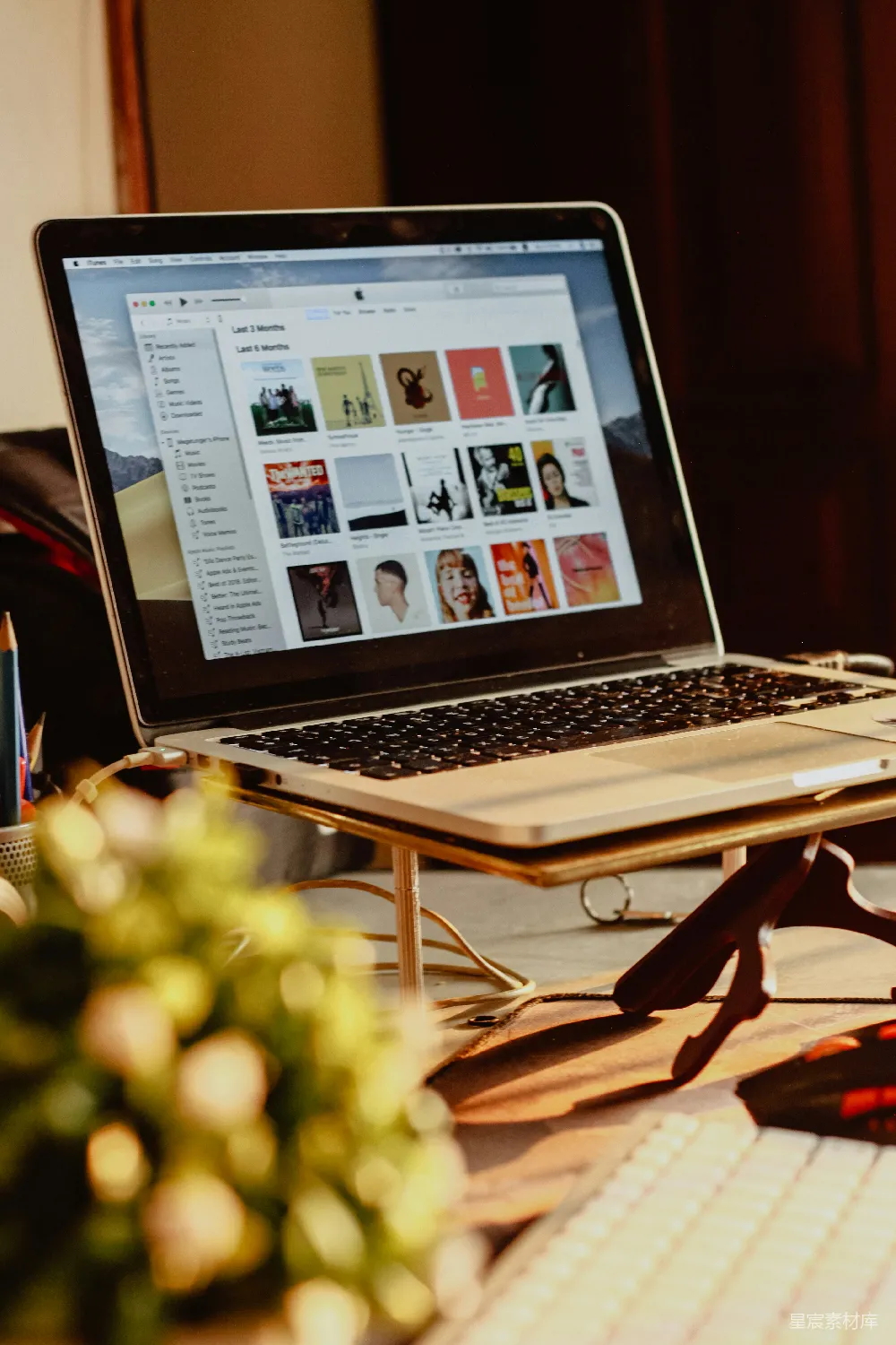 高清摄影  打开的MacBook Pro
