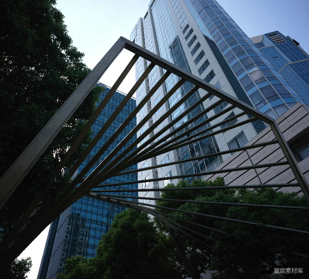 高清摄影  一座高耸的建筑凌驾于充满高楼大厦的城市之上