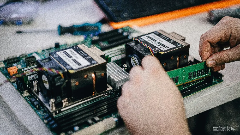 高清摄影  正在操作电脑主板的人