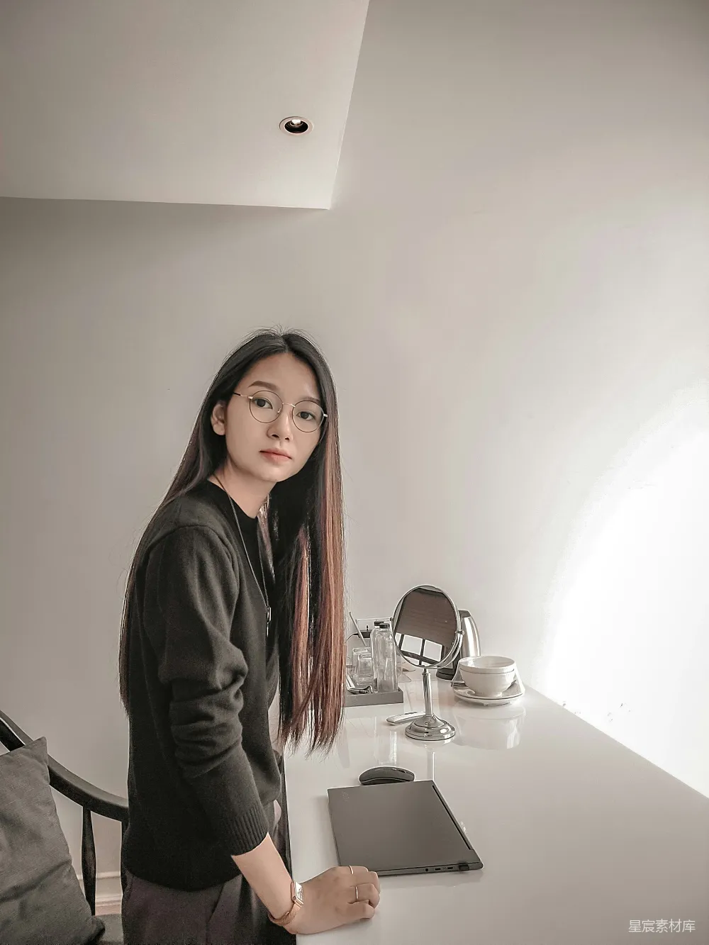 高清摄影  一个女人站在笔记本电脑前