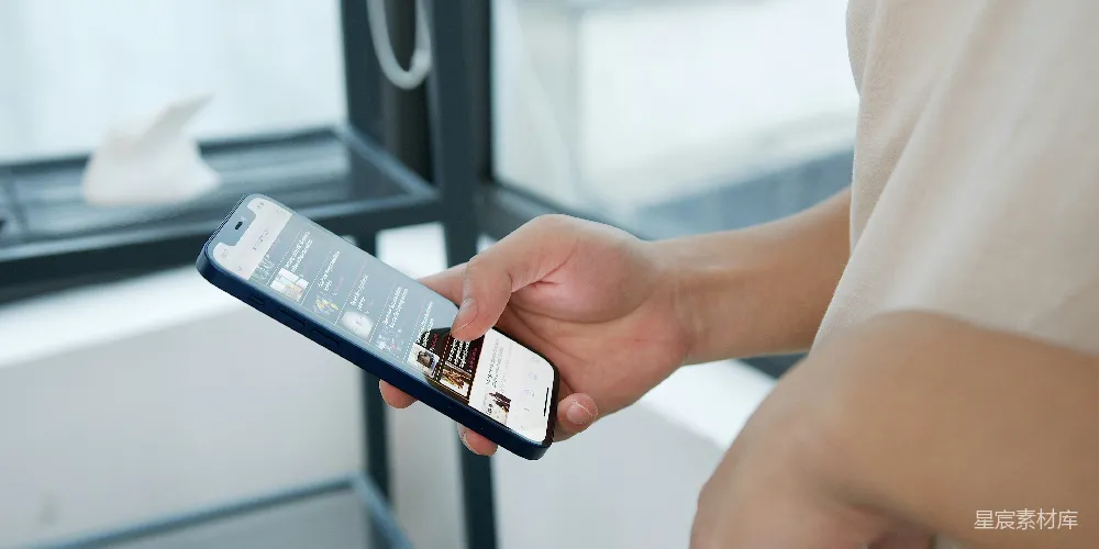 高清摄影  拿着银色的iPhone 6的人