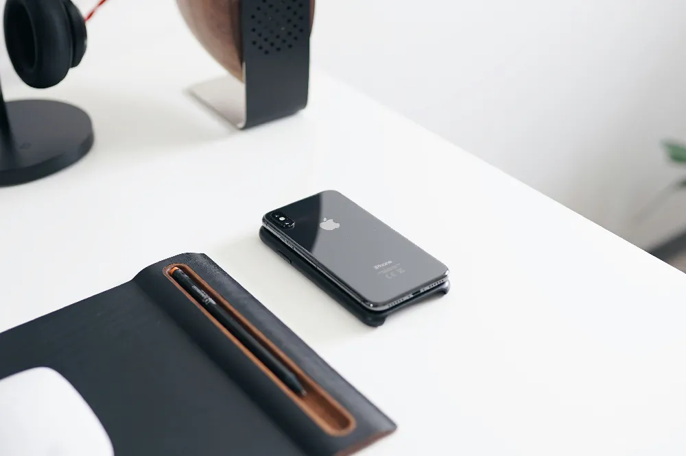 高清摄影  灰色的iPhone X放在桌子上。