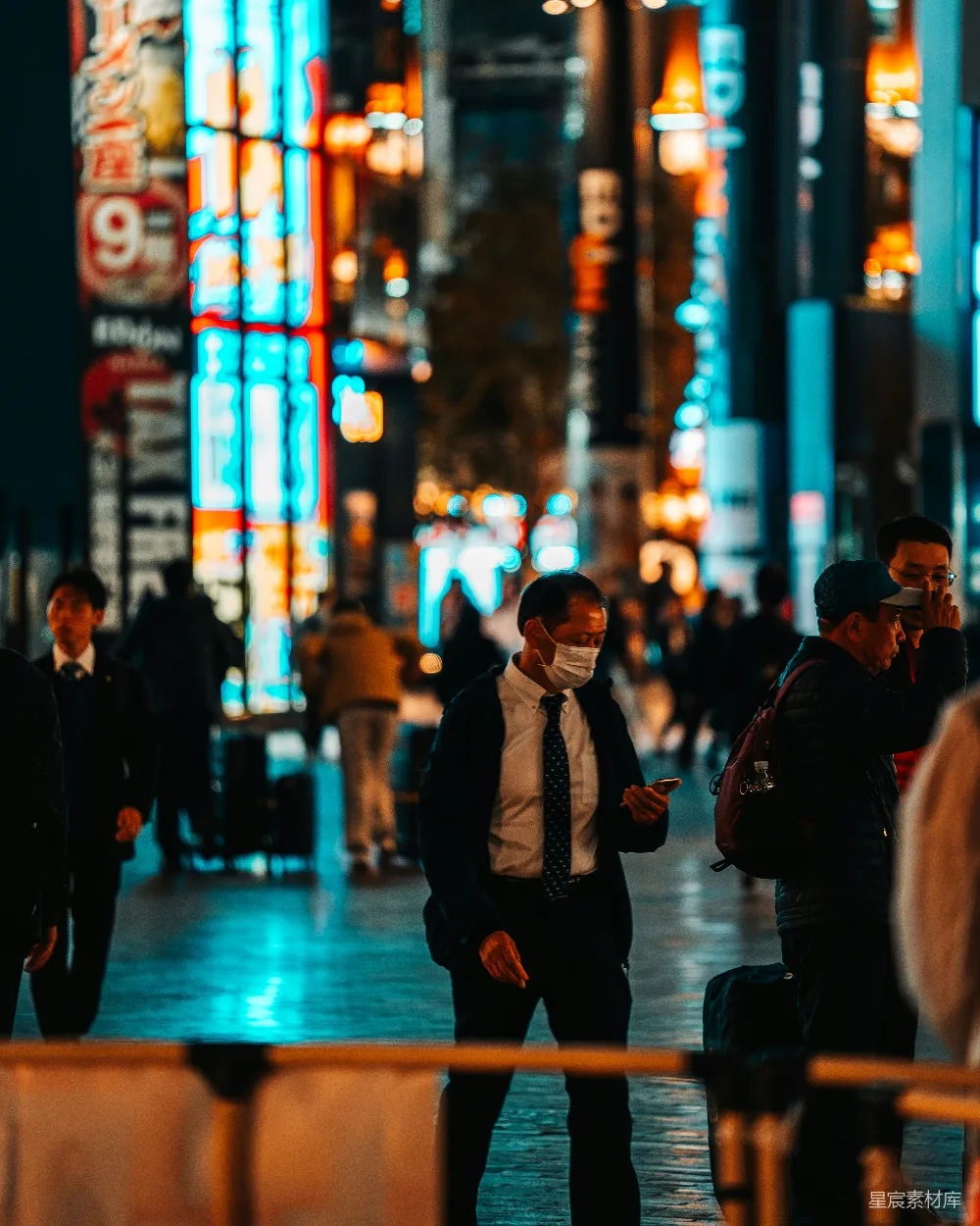 高清摄影  人们在繁忙的街道上夜间行走