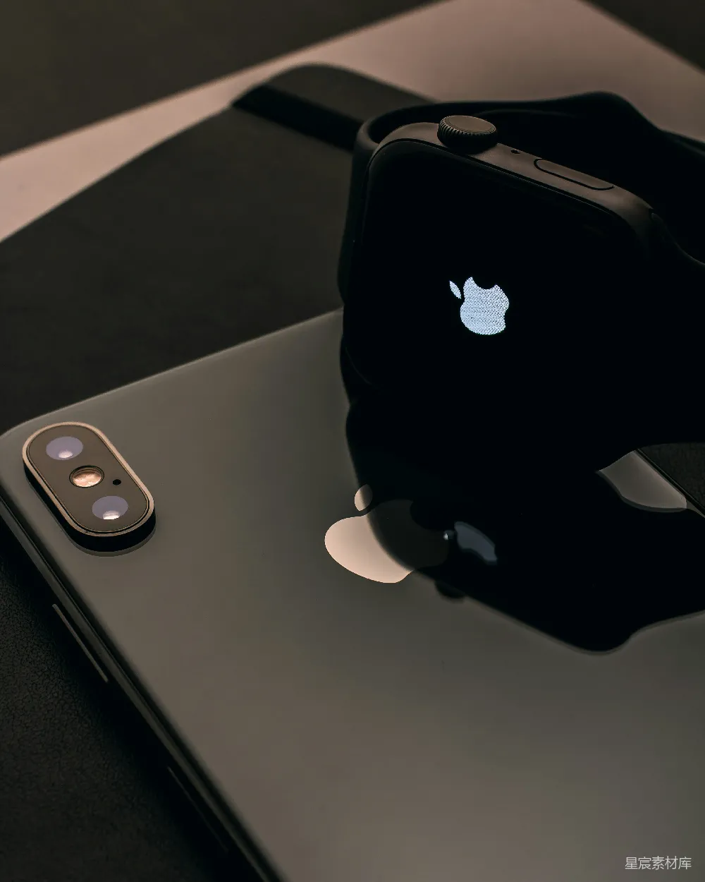 高清摄影  黑色的Apple Watch在iPhone X上
