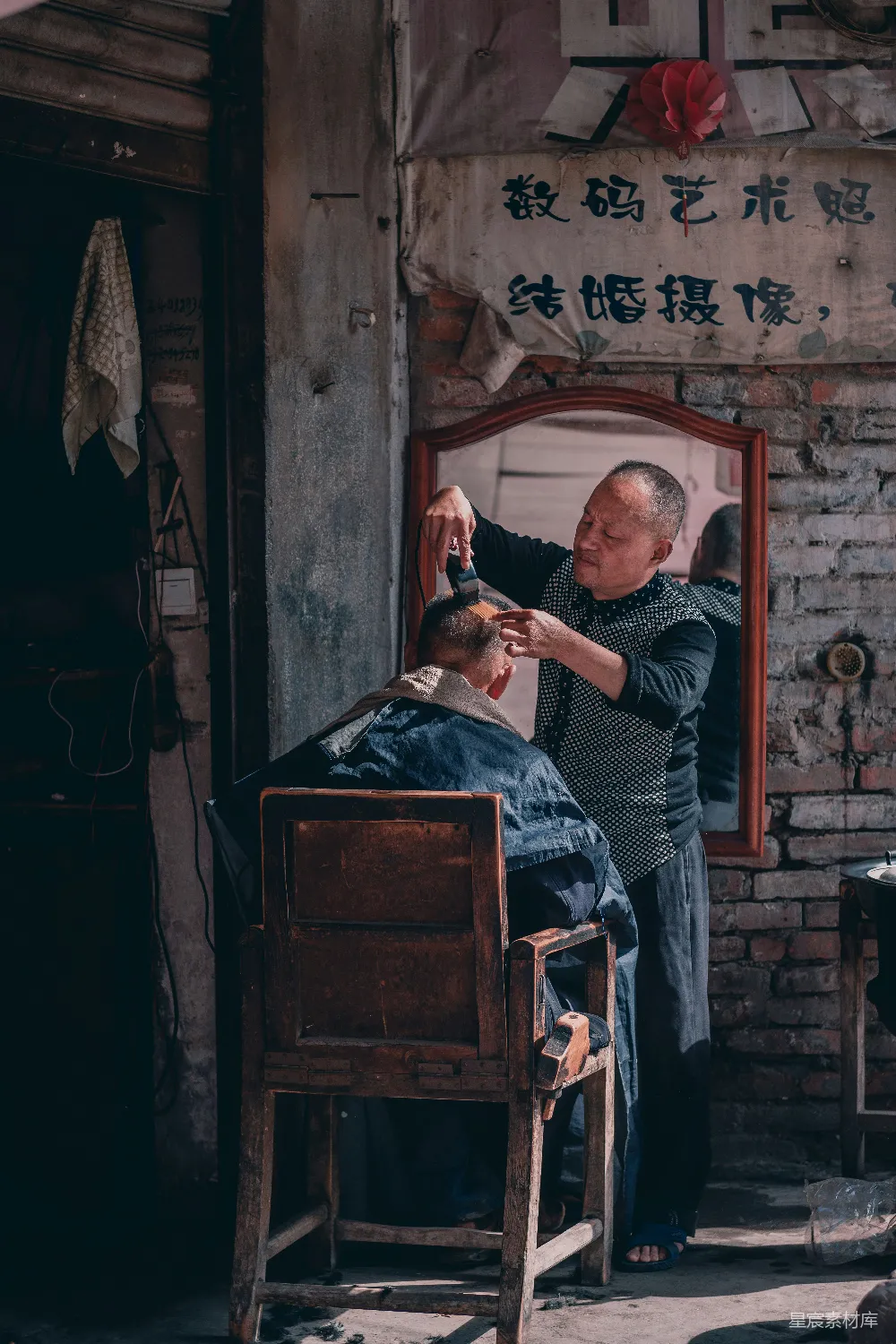 高清摄影  理发师给男人剪头发