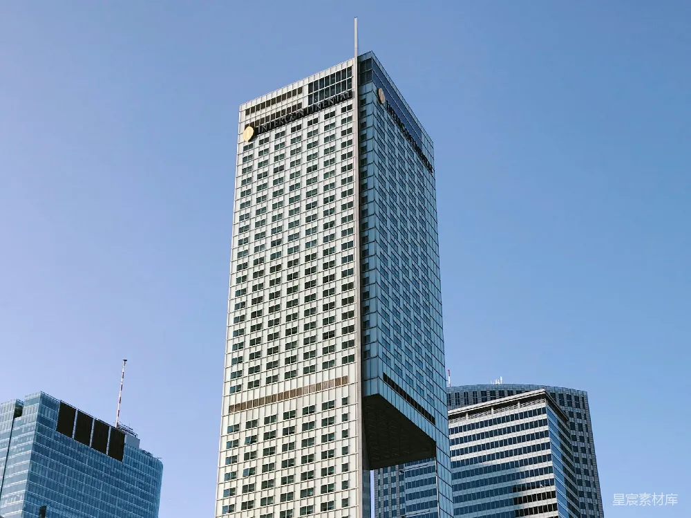 高清摄影  白天蓝天下的白色混凝土建筑