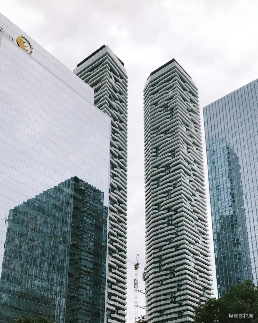 高清摄影  低角度拍摄透明玻璃墙的高层建筑
