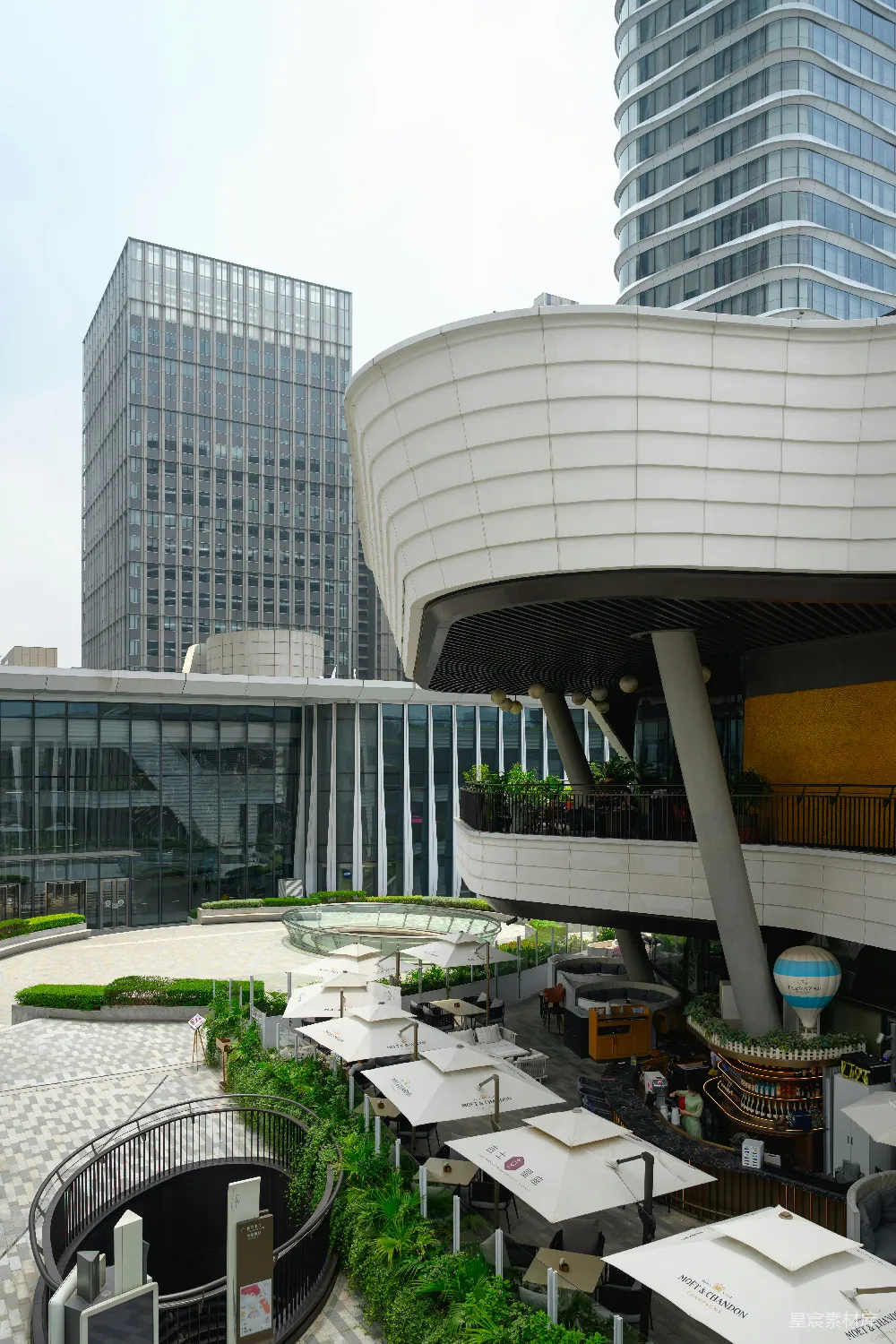 高清摄影  一座现代建筑，屋顶呈曲线形，中央有一个庭院。