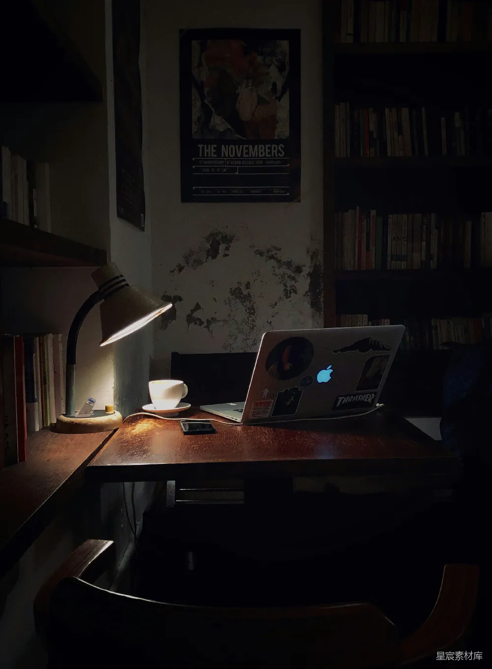 高清摄影  台灯和MacBook都打开了。