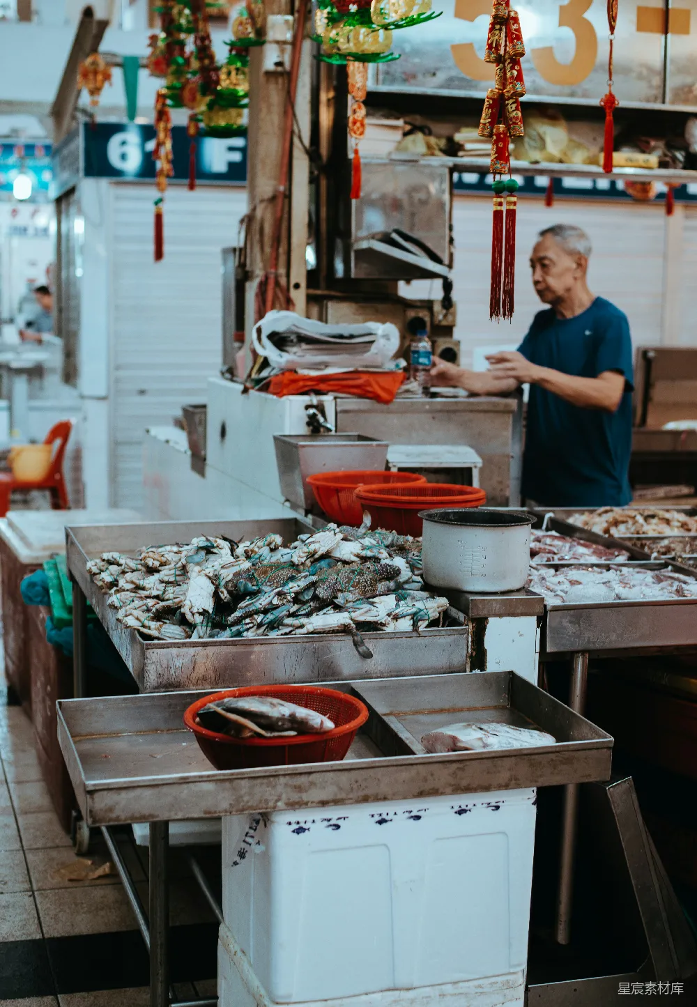 高清摄影  男人在商店前给透明塑料瓶装水