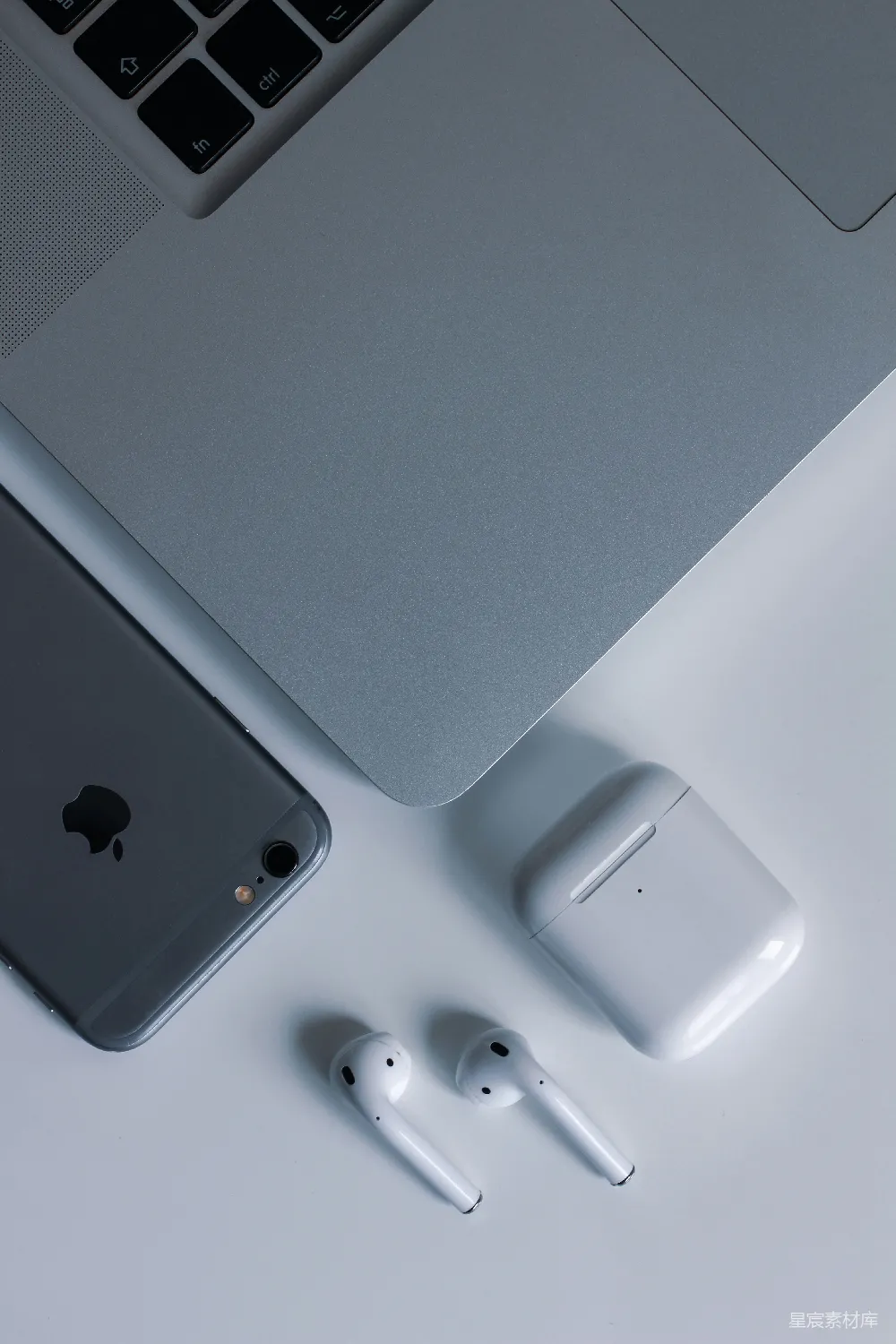 高清摄影 实验性 壁纸 银色的MacBook旁边是白色Apple Magic Mouse。
